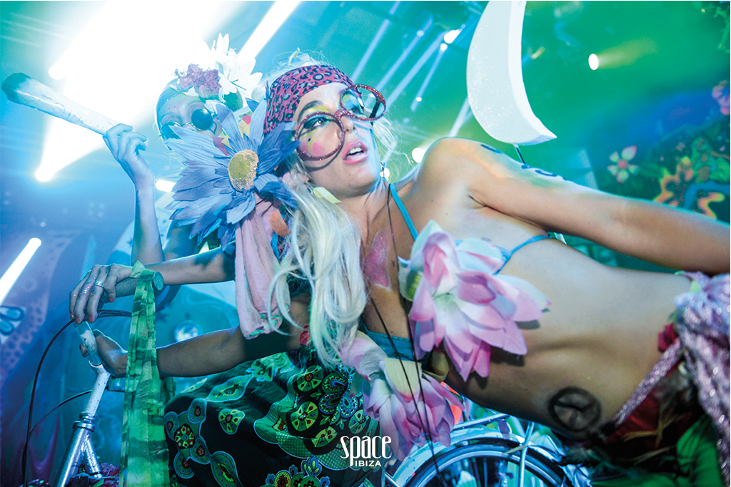 Very soon we'll all become slaves to the rave at <a href="/elrow_/">elrow</a>
Will you surrender too?
#SaturdaysInIbza #27SpaceIbiza