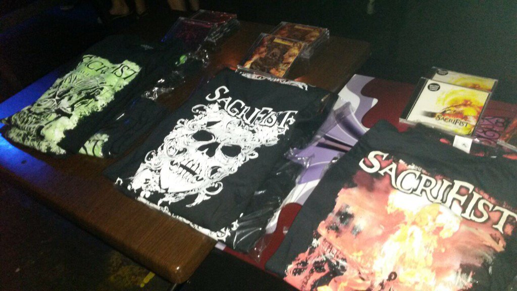 buildyourscene's tweet image. #buildyourscene supporting multiple shows tonight! Getting our dose of Sacrifist merch before the things get heavy!