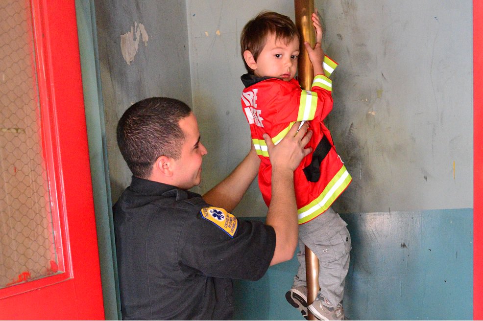 FDNY's tweet photo. Kids at #Engine22 &amp; #Ladder13 in #Yorkville learn to slide the pole just like #NYCBravest #FDNYOpenHouse https://t.co/4vn4Mfmq1b