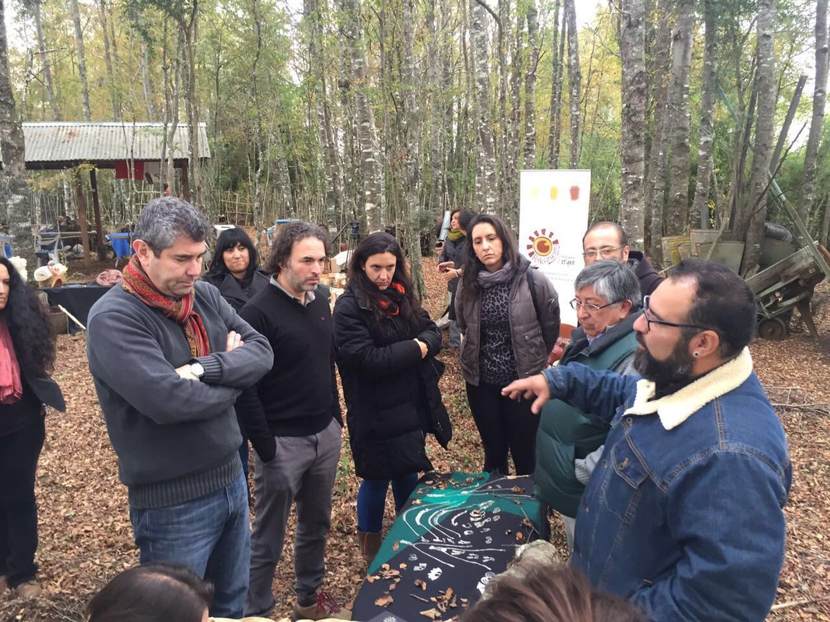 DPRLaAraucania's tweet photo. Int @AndresJouannet comparte con artesan@s experiencia y aprendizajes de este comercio asociativo #DíaComercioJusto https://t.co/MzHYilIZ74