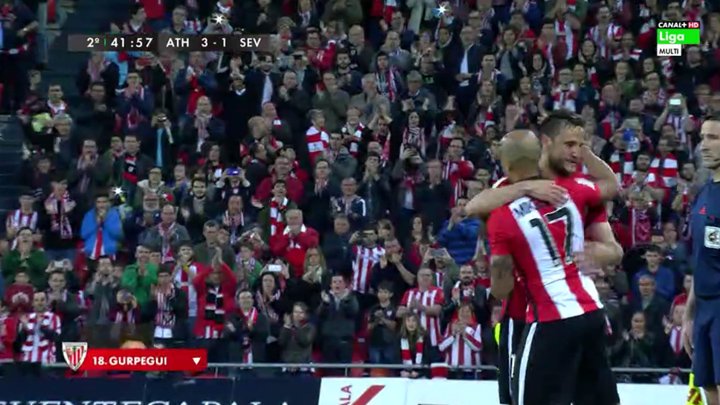 MPlusDeportes's tweet photo. San Mamés se pone en pie. Se retira una leyenda, se retira Carlos Gurpegui. https://t.co/WJ3bqBr45C