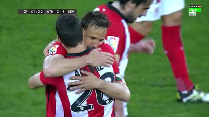MPlusDeportes's tweet photo. San Mamés se pone en pie. Se retira una leyenda, se retira Carlos Gurpegui. https://t.co/WJ3bqBr45C