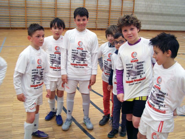 futboljin's tweet photo. Nuestro Benjamín A, con su victoria contra el C.F. Estudiantes,  por 3-0, se mantiene en 2ª categoría benjamín. https://t.co/Uf90q7YPjV
