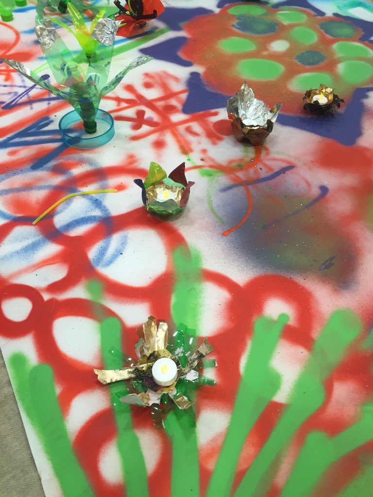 SBLanternParade's tweet photo. Making the starry stars out of plastic bottles #reuse #recycle #lovetoCREATE @UlsterMuseum #VolArtsWeek https://t.co/ZyhDpyK0IV