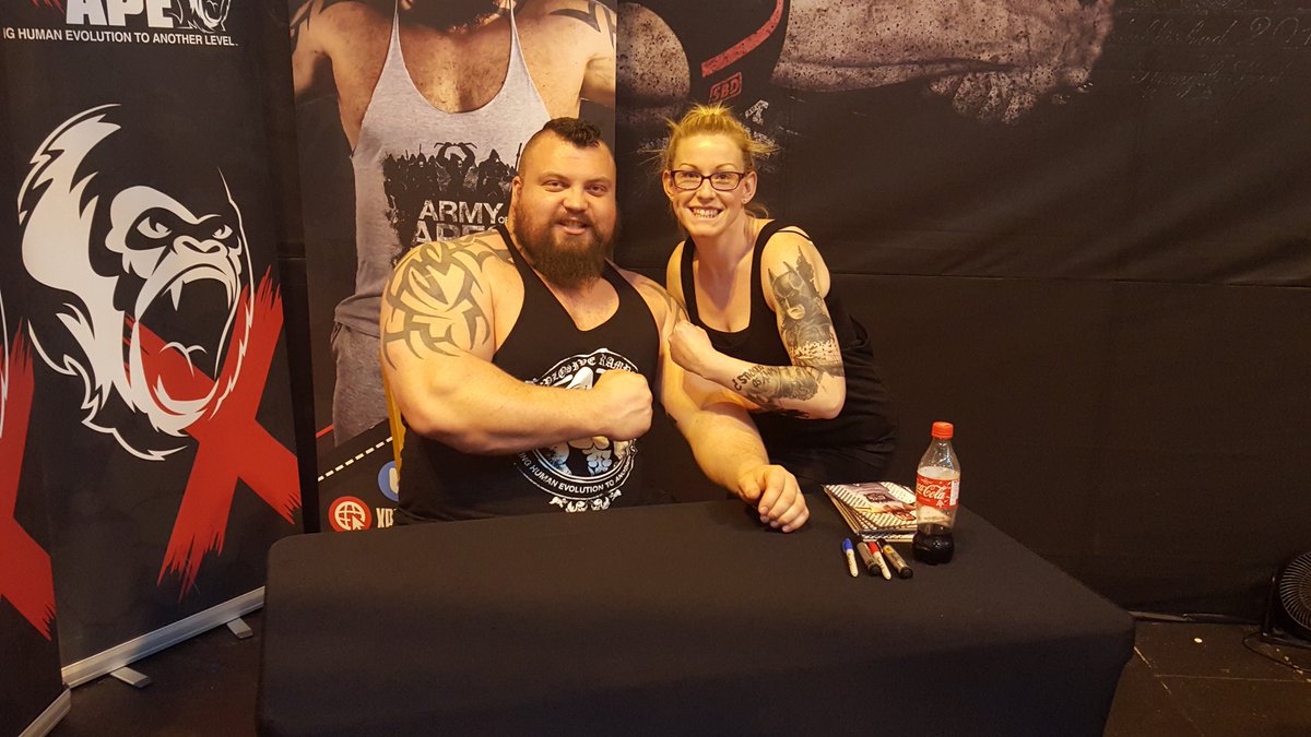 DanThomas2812's tweet photo. @eddiehallWSM Made ours and our daughters day, absolute beast in person, great to see you take time out for the fans https://t.co/R9MulxCGjM