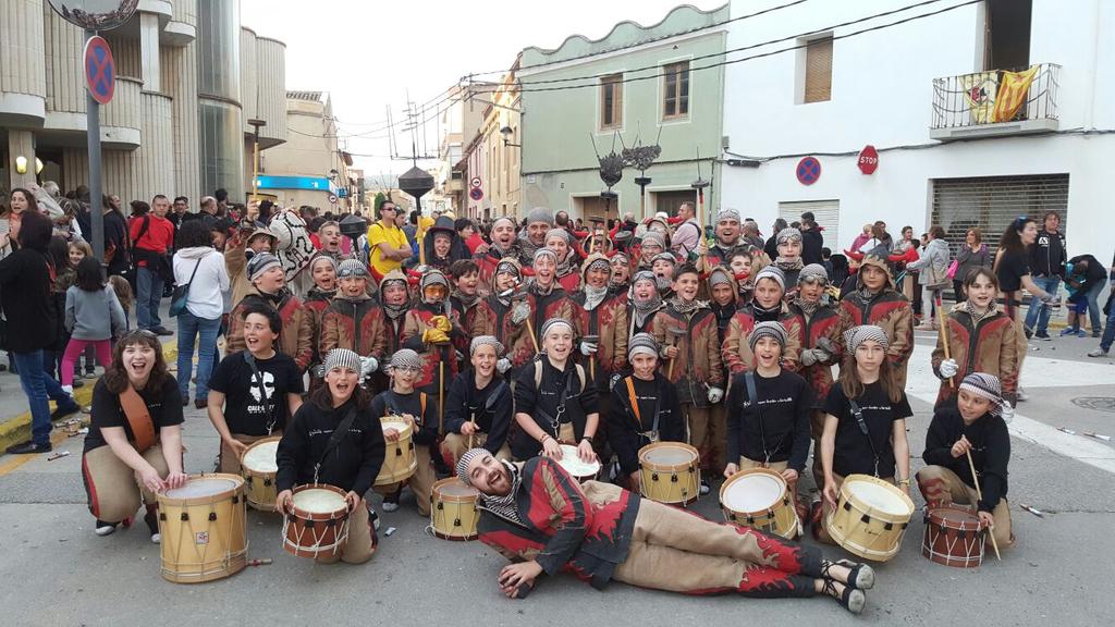 loCarranquer's tweet photo. La #CollaInfantil dels Diables de Cervera #Carranquers ha actuat avui a Llorenç del #Penedès https://t.co/LCNf99A0g0
