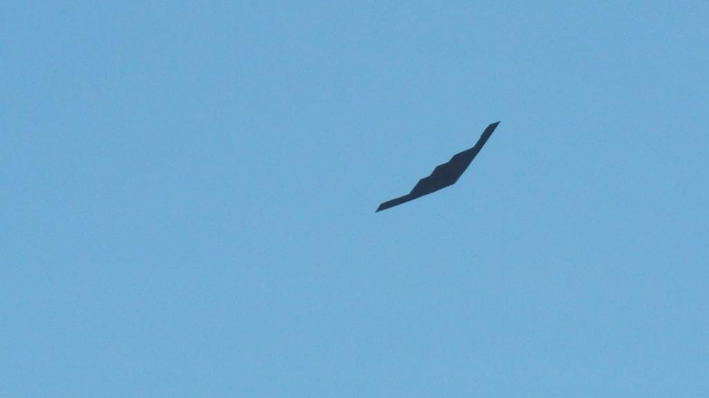 SpiritAirshow's tweet photo. Awesome B-2 Spirit fly over at #Spirit16! https://t.co/POFSm6ZtII