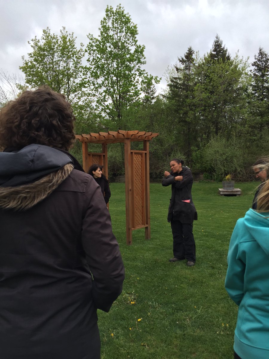 lkwagonlander's tweet photo. Using ALL of our senses to explore our environment. #PANS2016 https://t.co/VhFPwhuAmd
