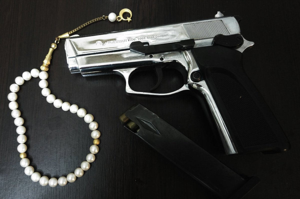 Tesbih elden ele silah belden bele Kadın koldan kola dolaşmaz..!