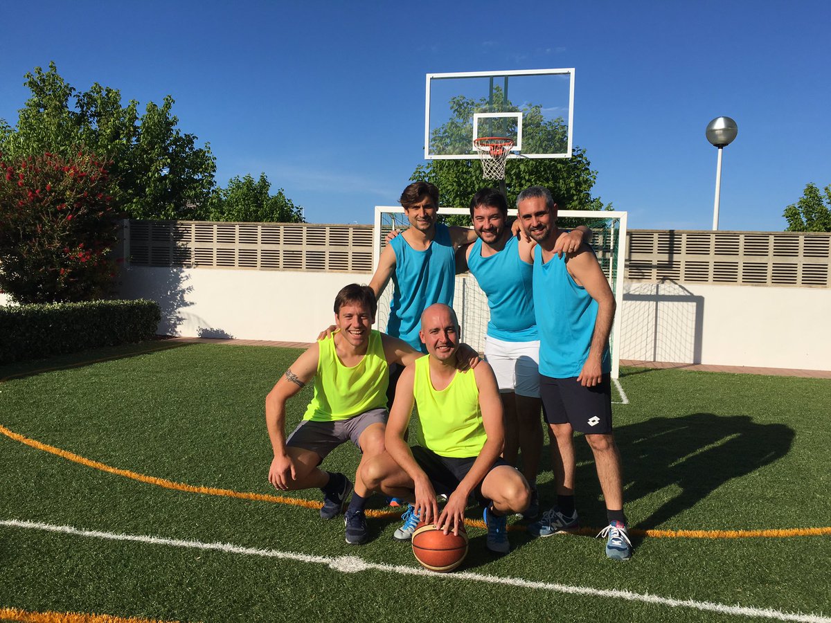 DavidFerrer87's tweet photo. Jugones! 😂😂 @jowy19 @botuguay @CardonaMoises @Miguelon_82 https://t.co/U0F3EVn58q