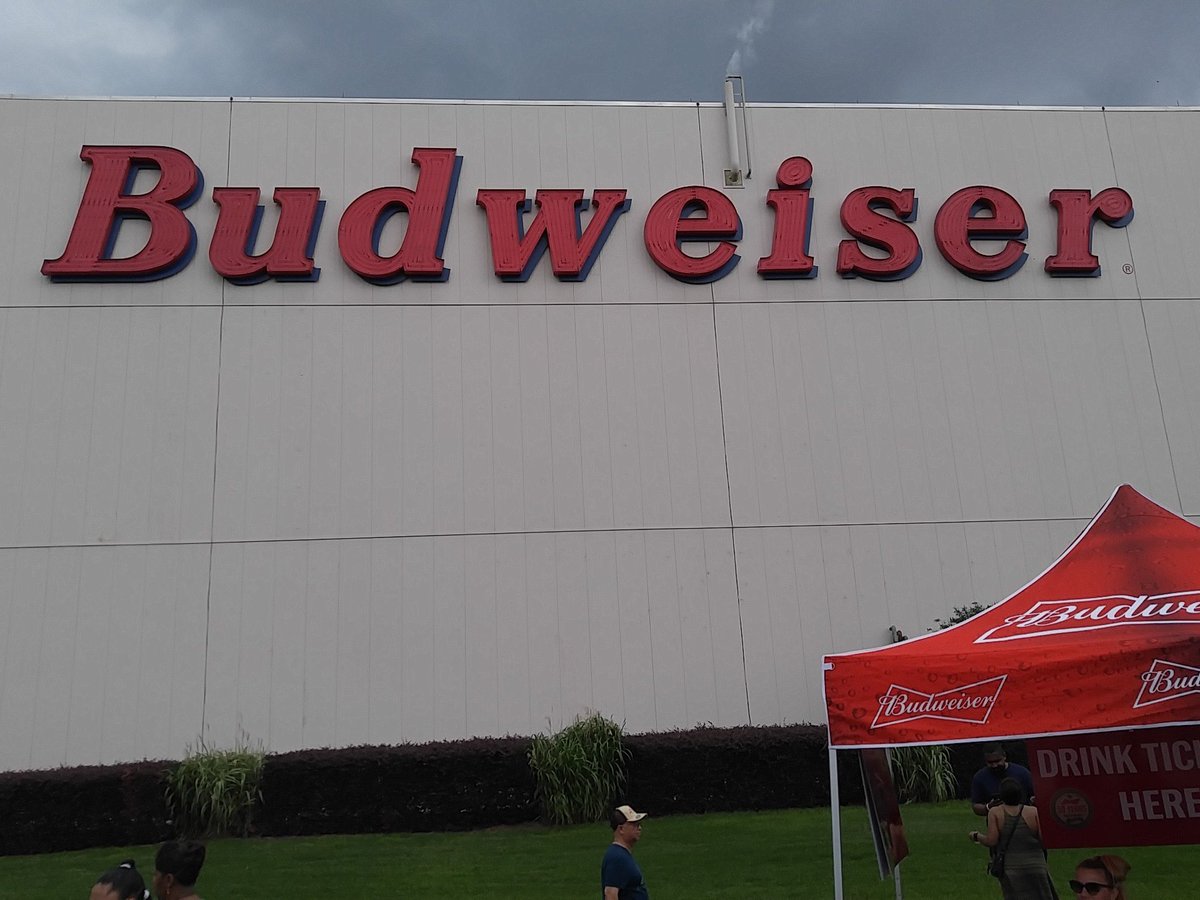 LeAndreDouglas1's tweet photo. 50th year anniversary for @Budweiser come out free drinks and entertainment. #SaturdayAfternoonGroove https://t.co/xzvFlJtynJ