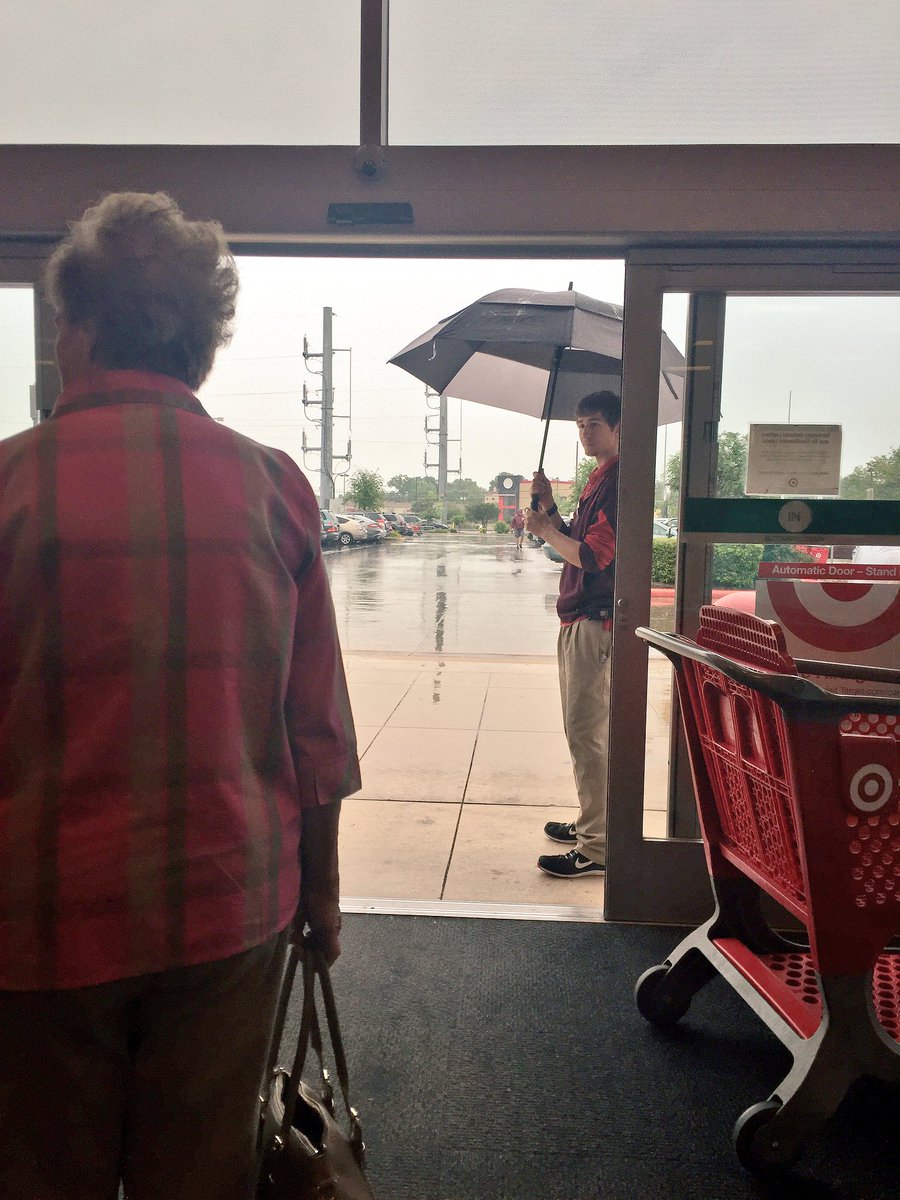 TM Delton being FFF and helping guests to and from their cars to avoid the rain! #t2803 #BeKind