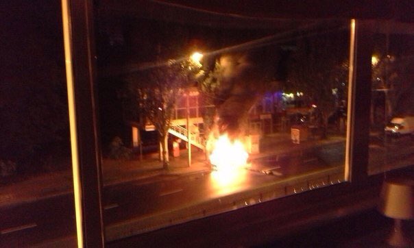 В Донецке взорвалась машина. Предварительно 1 человек погиб.