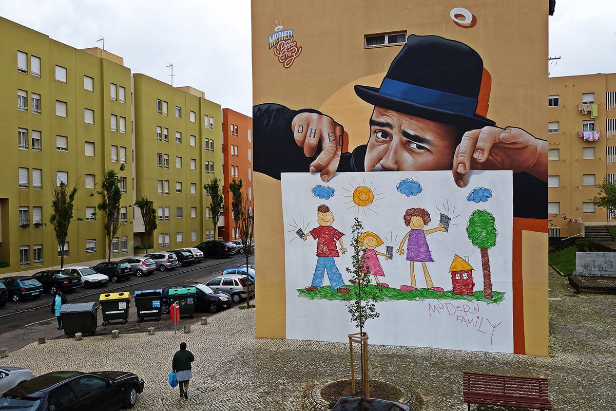 I_S_S_ART's tweet photo. Modern Family by #MrDheo #Lisboa #streetart #urbanart https://t.co/PwWtphRgJh