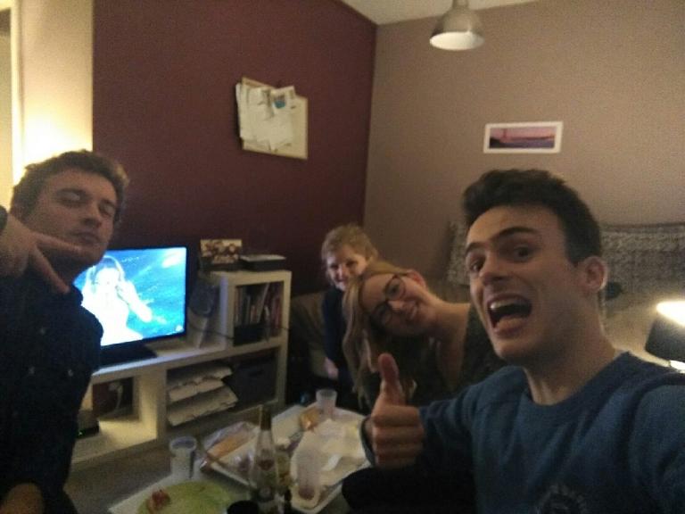 Teresa_Cvlr's tweet photo. Soirée certifiée #Eurovision. Starring @Misteur_Lee @AleksEchelon ;) #goamir #onaimebienlahongrieetlespaysbasaussi https://t.co/ubT5mqVRQJ