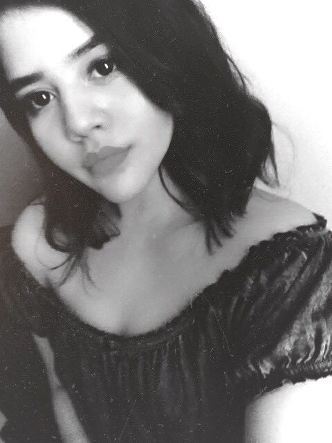 MarieLodova's tweet photo. Putting a serious face, make it natural... https://t.co/Szk1mqMLwk