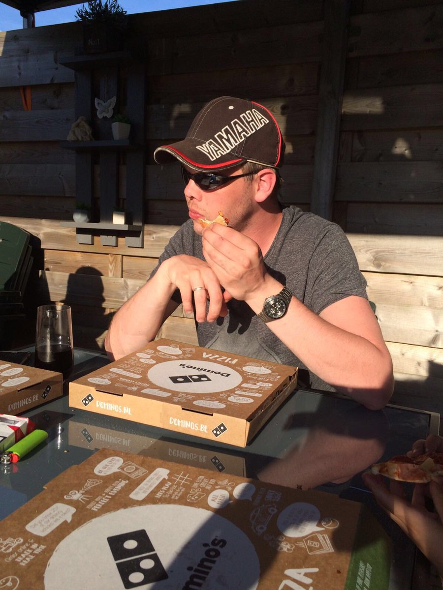 Undercover pizza eten. Ssssssttt