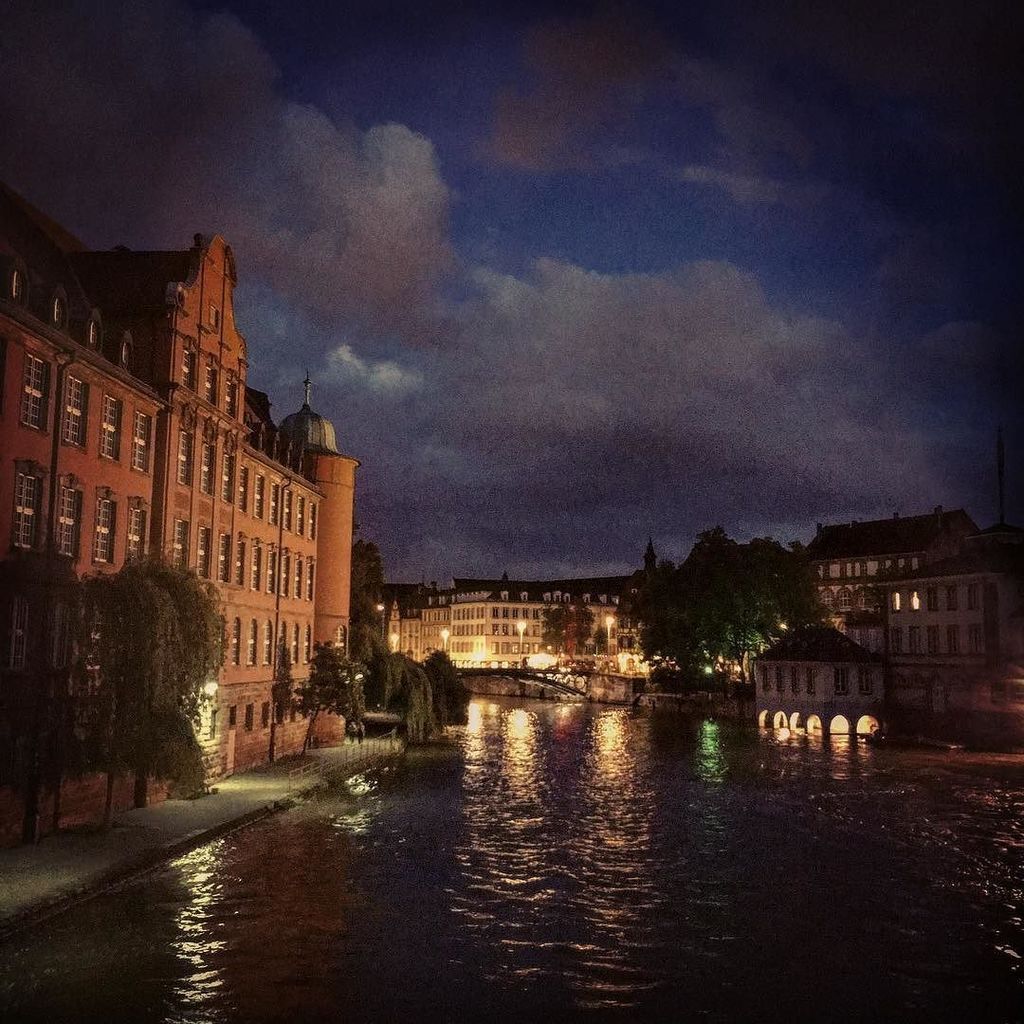 NoeliaEspadaS's tweet photo. #cepagrap #strasbourg #alsace #est #france #ciel #ceu #soirée #night #noite #canal #ballade #en#ville #ciudad #lumi… https://t.co/iQnIwmQ5gG