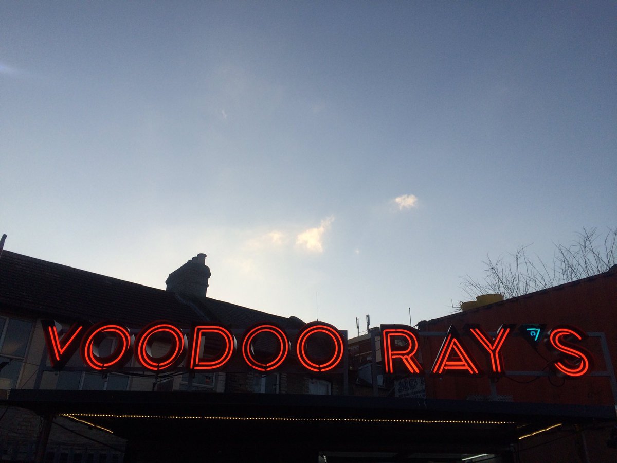 laura_hinttula's tweet photo. oh hello @voodoo_rays @bklynbreweryuk's #beermash @ #mcmotors 🍻🍻🍕🍕 https://t.co/m84buhAIk9