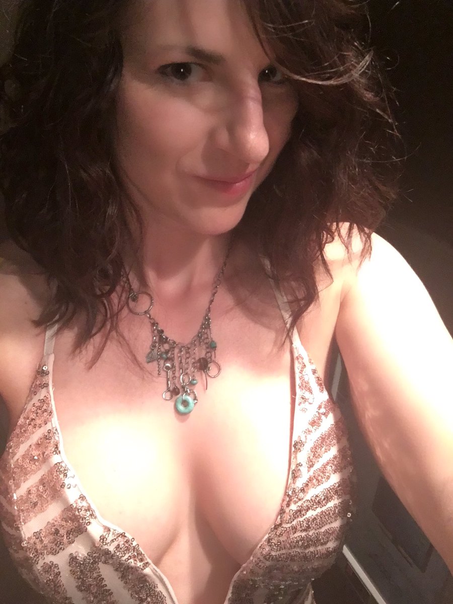 Cheeky_Comena's tweet photo. Wow! It's been a busy winter. Glad it's spring. Time for a girls night out!🍷🍾👍🏼 https://t.co/24ClZsYtVg