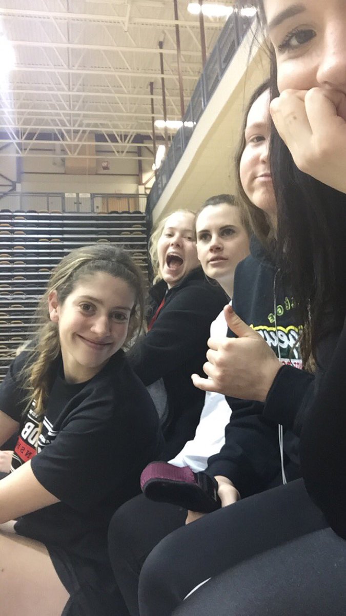 KatherineeIvey's tweet photo. when your whole team's taking a selfie but you remember that game against alberta https://t.co/tbizgmVZqX