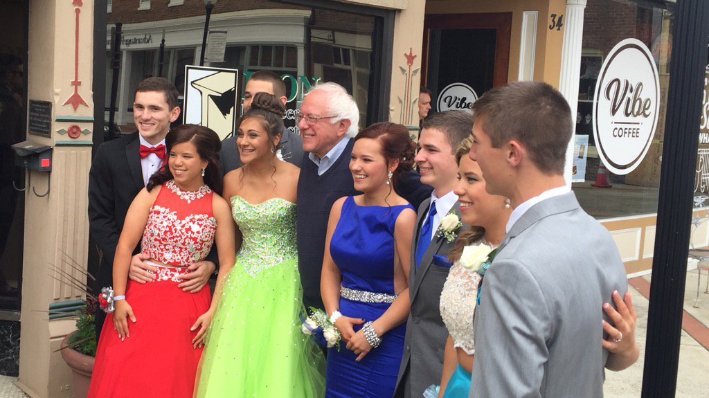 Stopping for a quick coffee in Elizabethtown, Kentucky, @BernieSanders  takes a photo with a group of prom-goers.