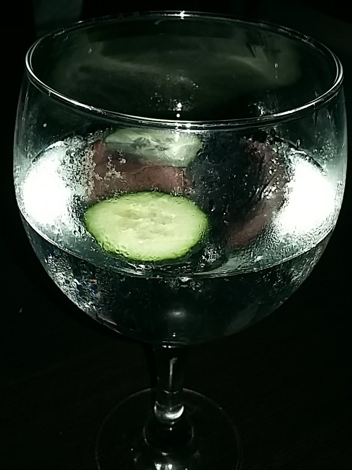 Adriano__87's tweet photo. Gin tonic col jimmy #Hendricks https://t.co/Rd8ubaHqix