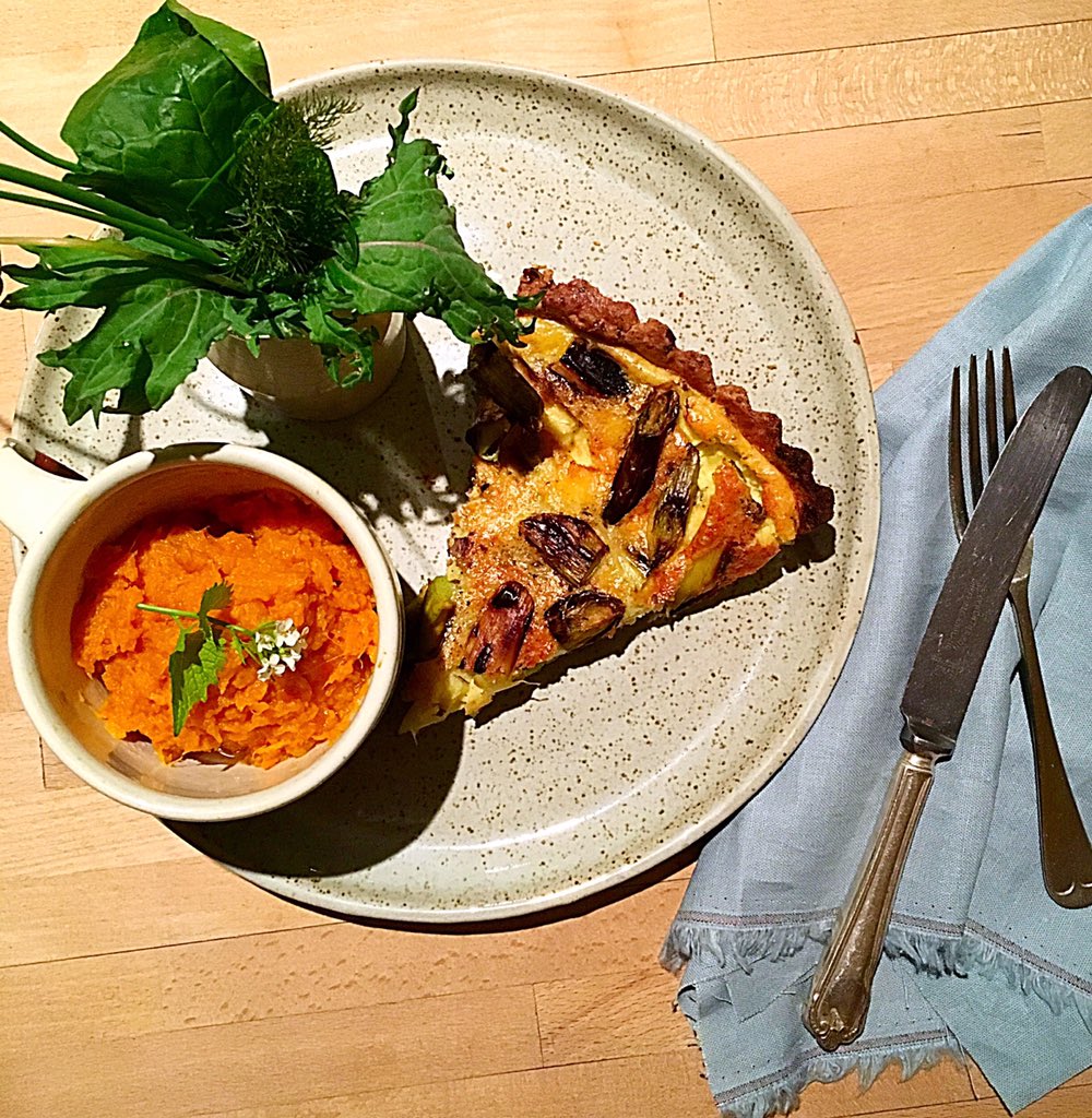 FelicitySpector's tweet photo. Charred pencil leek and Idiazabal tart, sweet potato mash, vase salad by @dethample #markettable dinner @ https://t.co/VZ3kdjXTJn