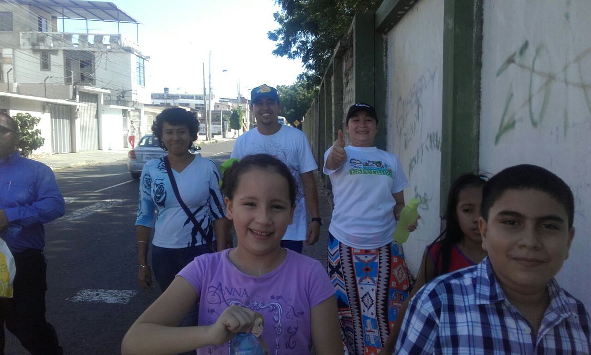 AdventistasMES's tweet photo. Sonrisas y #EsperanzaViva, se comparte a los hogares y familias en Manta .@AdventistasEC .@Pr_Freddy https://t.co/VRJSkSPkn3