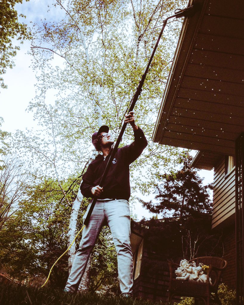 aquareachcanada's tweet photo. Eavestrough cleaning using our 'Aqua Reach' system! #Oakville #yourlocalwindowcleaner #halton #windowcleaning https://t.co/OcbEvD1dw6