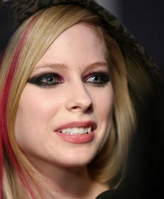 KittyVsAvril's tweet photo. Vendo vc falar mal da Avril e quando toca a música " complicated" só falta escavar o chão de tanto dançar . https://t.co/FmTMuyvyAb