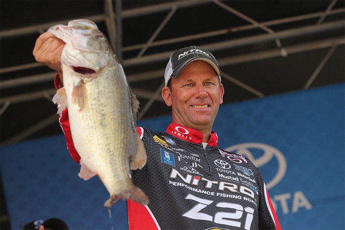 bassmaster's tweet photo. Holding on to his lead  @areaccessories #BassElite Day 3: @Kevin_VanDam 
Full leaderboard: https://t.co/F8LTdPJiyZ https://t.co/3uuulTexV8