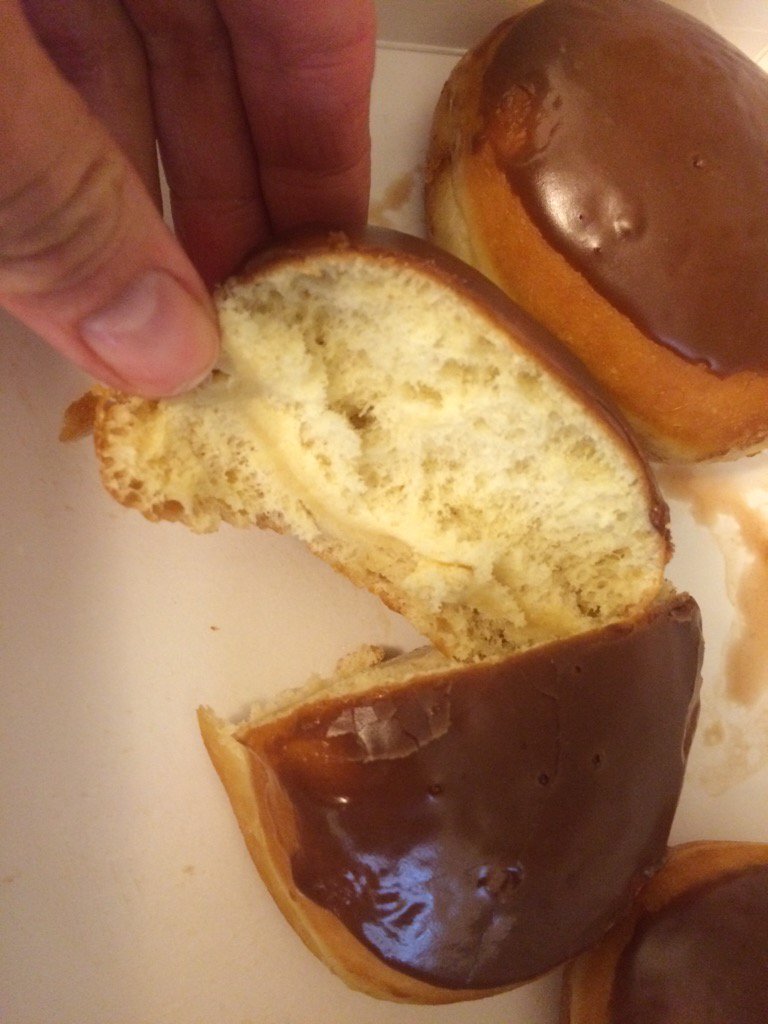 shel5000's tweet image. @krispykreme None of the donuts with Kreme filling in my box of 6 actually have Kreme. #krispykremefail