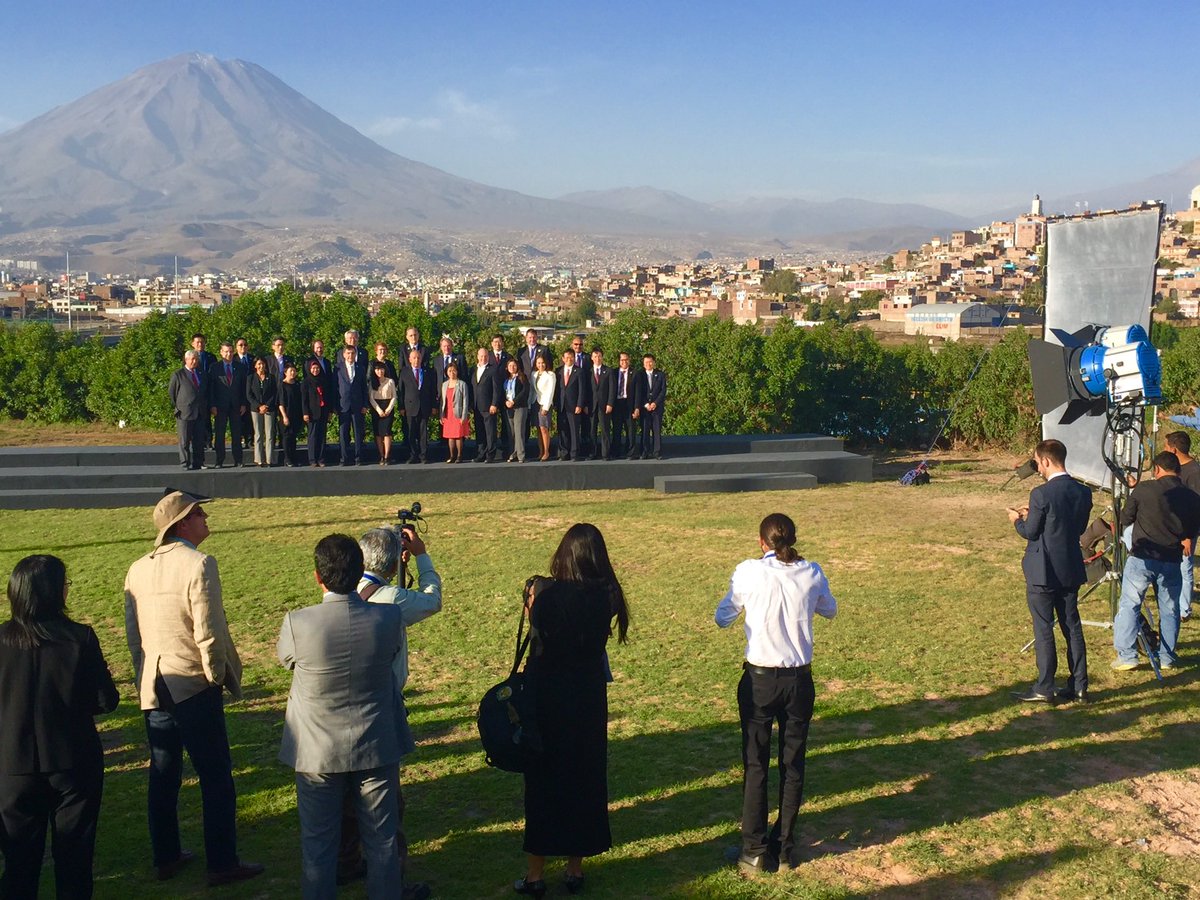 mchapnick's tweet photo. An @apecperu2016 family photo with #Misti in the background. This is how it's done. Pics @  https://t.co/2nE48IhWN8. https://t.co/g2M3rfIawF