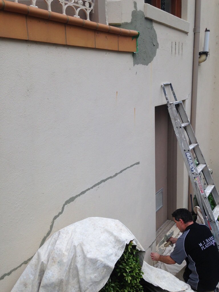 MJHarrisGroup's tweet image. Our #Renderers working ahead of @MJHpainting, preparing walls prior to #paint. #mjharris #group #teamwork #melbourne