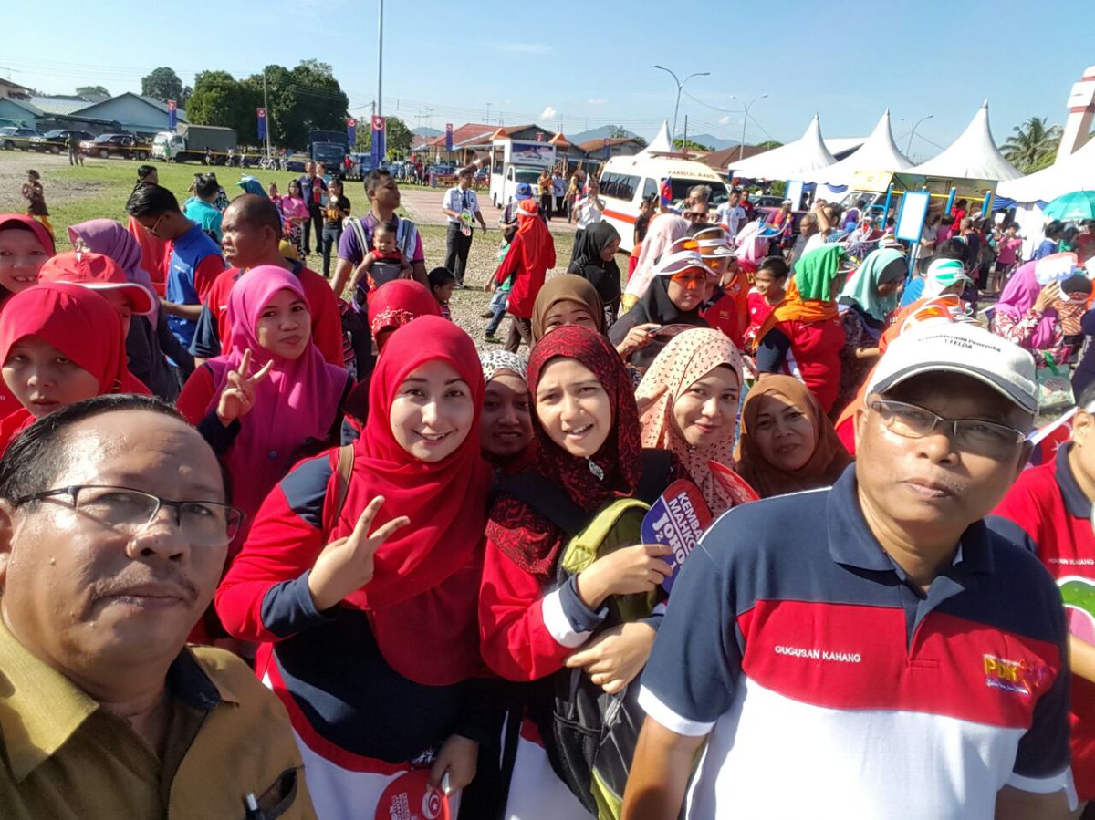 YB <a href="/Vidyananthan/">R.Vidyananthan</a>  bersama warga Sembrong di Kahang!!! #KMJ2016  <a href="/khalednordin/">Khaled Nordin 🇲🇾</a> <a href="/JauharOnline/">Muafakat Johor</a> <a href="/HishammuddinH2O/">Hishammuddin Hussein 🇲🇾</a>