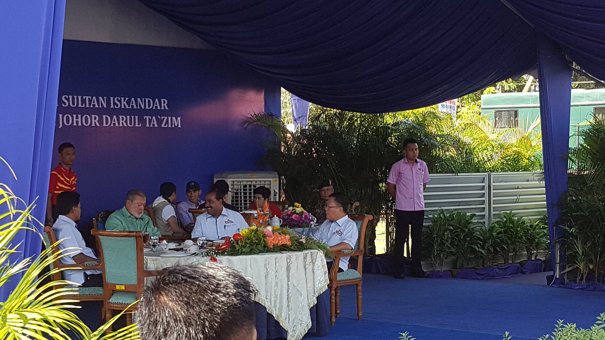 Kembara Mahkota 2016 tiba di Dataran Kahang. <a href="/HishammuddinH2O/">Hishammuddin Hussein 🇲🇾</a> <a href="/onnhafiz/">Onn Hafiz Ghazi</a> <a href="/zeekay15/">Kucing Gebu</a> <a href="/weekasiongmp/">Dr Wee Ka Siong 魏家祥</a>