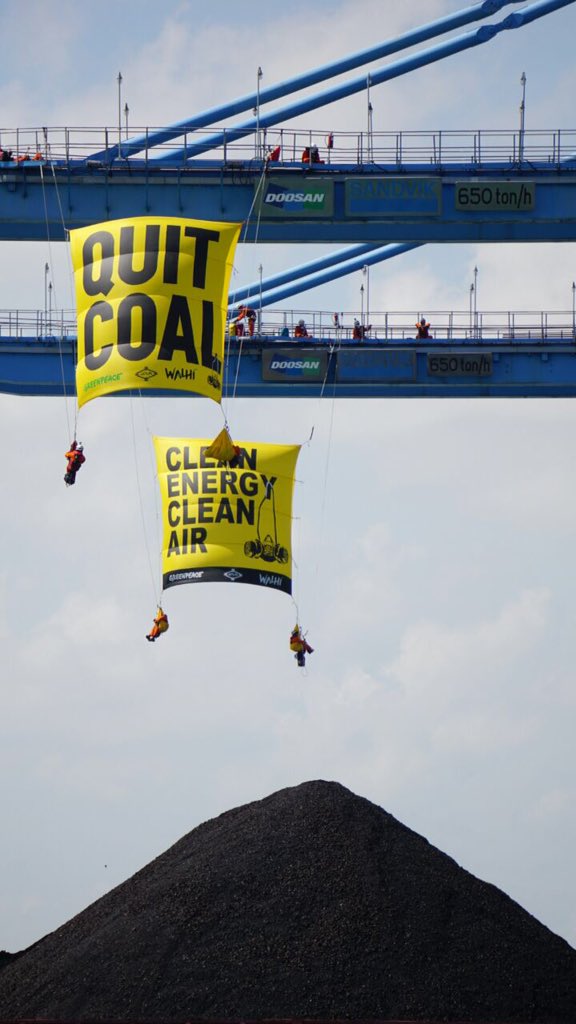 Sudah tepat 5 jam. Para aktivis masih bertahan di grabship unloader PLTU Cirebon. #BreakFree