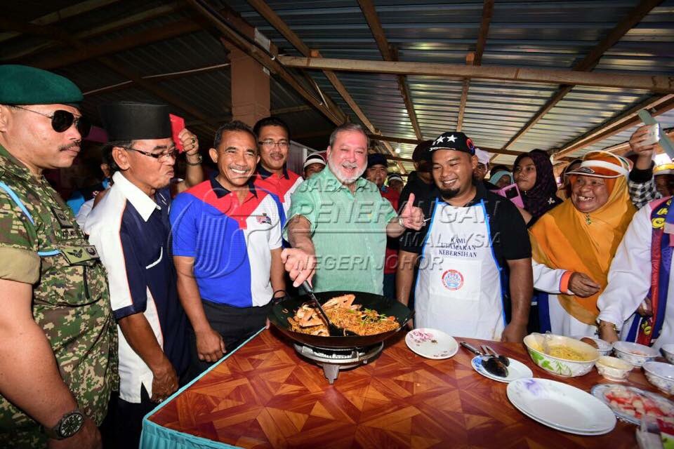 #KMJ2016 DYMM Tuanku memasak sendiri Mee Goreng Ketam.Felda Nitar 2,Mersing.

#likeourpage : bit.ly/251gqfy