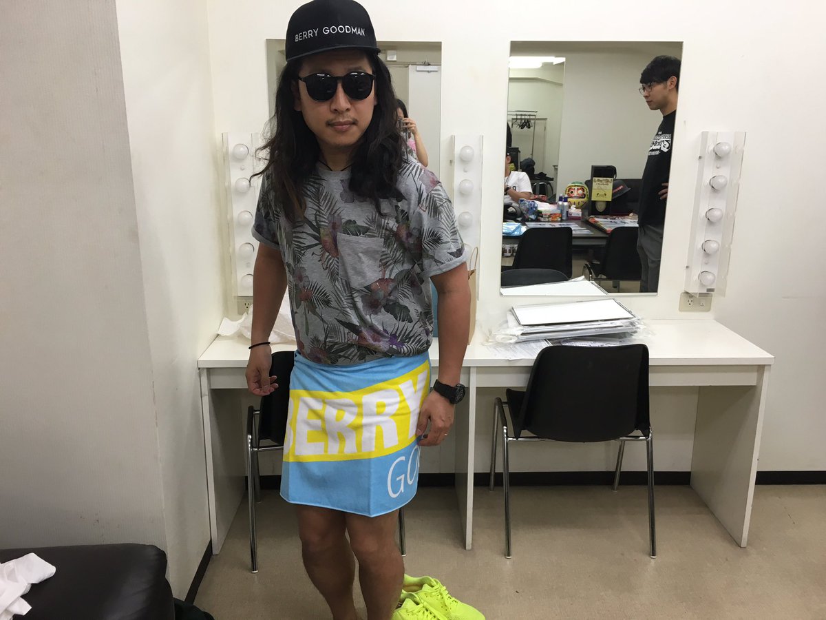 berrygoodman88's tweet photo. ベリーグッドマンNEWスポーツタオルを東京ワンマンから販売開始✨

先ほど会場に運ばれた大きな荷物はこれでした☺️

お値段¥2,000!!
みんなゲットしてね！

#ベリーグッドマン
#超好感男の進撃 https://t.co/AlIH6FHi49