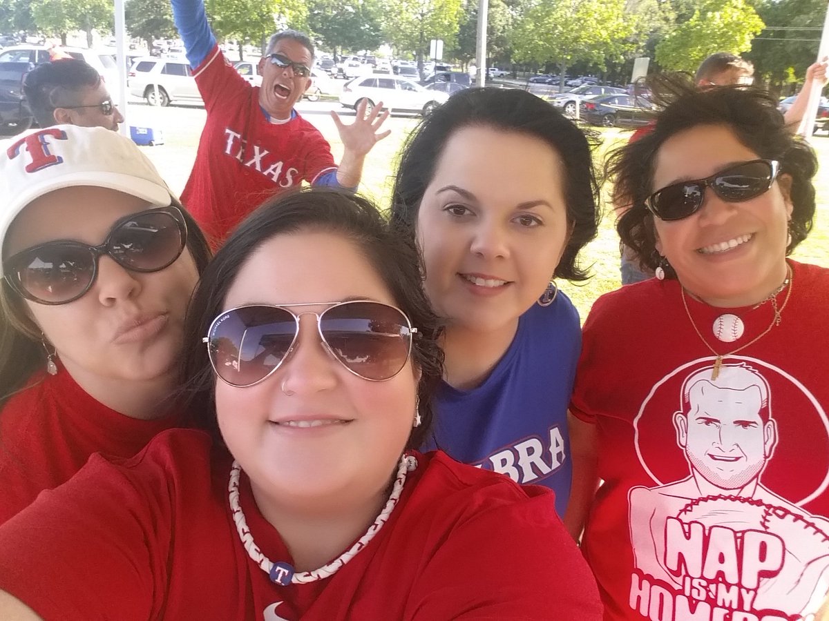 soberkilljoy's tweet photo. #Tailgate3 was a success and we even saw Knokie! Love these people! https://t.co/W09Ibv0eTY