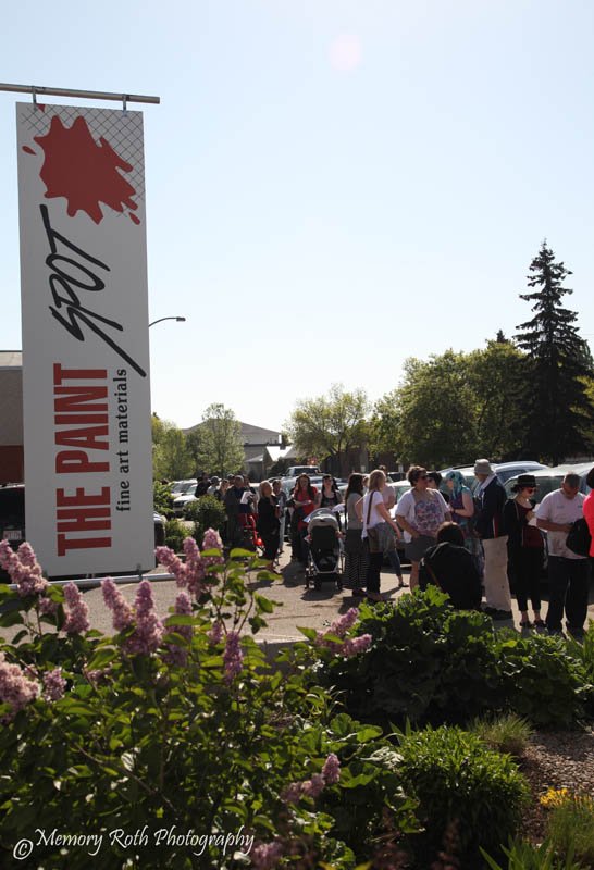 MemoryRoth's tweet photo. It's great to be Whyte Ave ArtWalk's official photographer!  Registration weekend! #paintspot #edmonton #yegarts https://t.co/ymjGTS1wME
