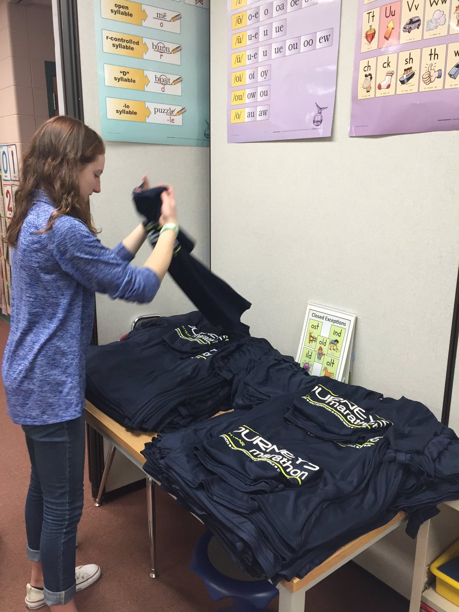 NPRunningClub's tweet image. Pre-race prep &amp;amp; organization... Not only is she a mentor runner, she's a hard-working "get 'er done" girl!! #npsd1