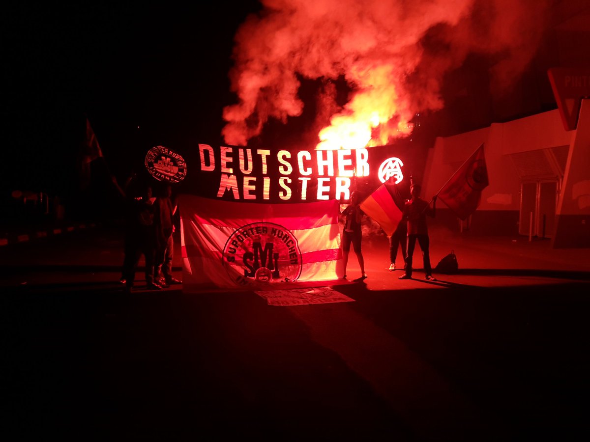 SMI_BayernFans's tweet photo. Deutscher Meister. https://t.co/WefphVLDwM
