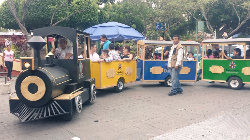 AgendainformaTV's tweet photo. Inaugura @MarcoLeyvaM tren infantil del @DIFChilpancingo. Paseará por el zócalo y andador Zapata en #Chilpancingo. https://t.co/LIRgtjekH6
