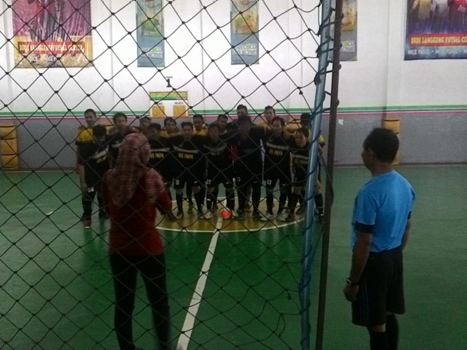MFC4thUNS's tweet photo. Sebelum tanding.. foto bersama dulu IKS UII A dan MATH UNNES  😊😊 
Smgt!! 
#mfc4thuns https://t.co/KBFoN6giLN