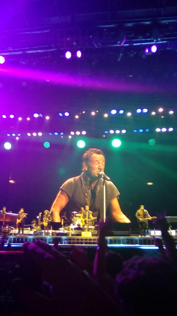 Carmenog9's tweet photo. La única foto medio decente que ha hecho mi movil. #BruceBCN https://t.co/uIk26btKqI