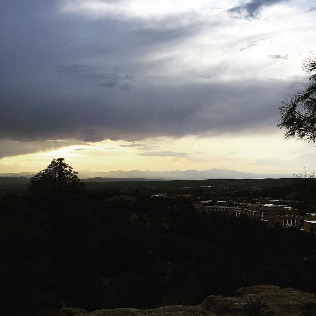 stjohnscollege's tweet photo. An evening sky to remember #sjcsf #sjcool #newmexico #landofenchantment https://t.co/GuM176KOyO