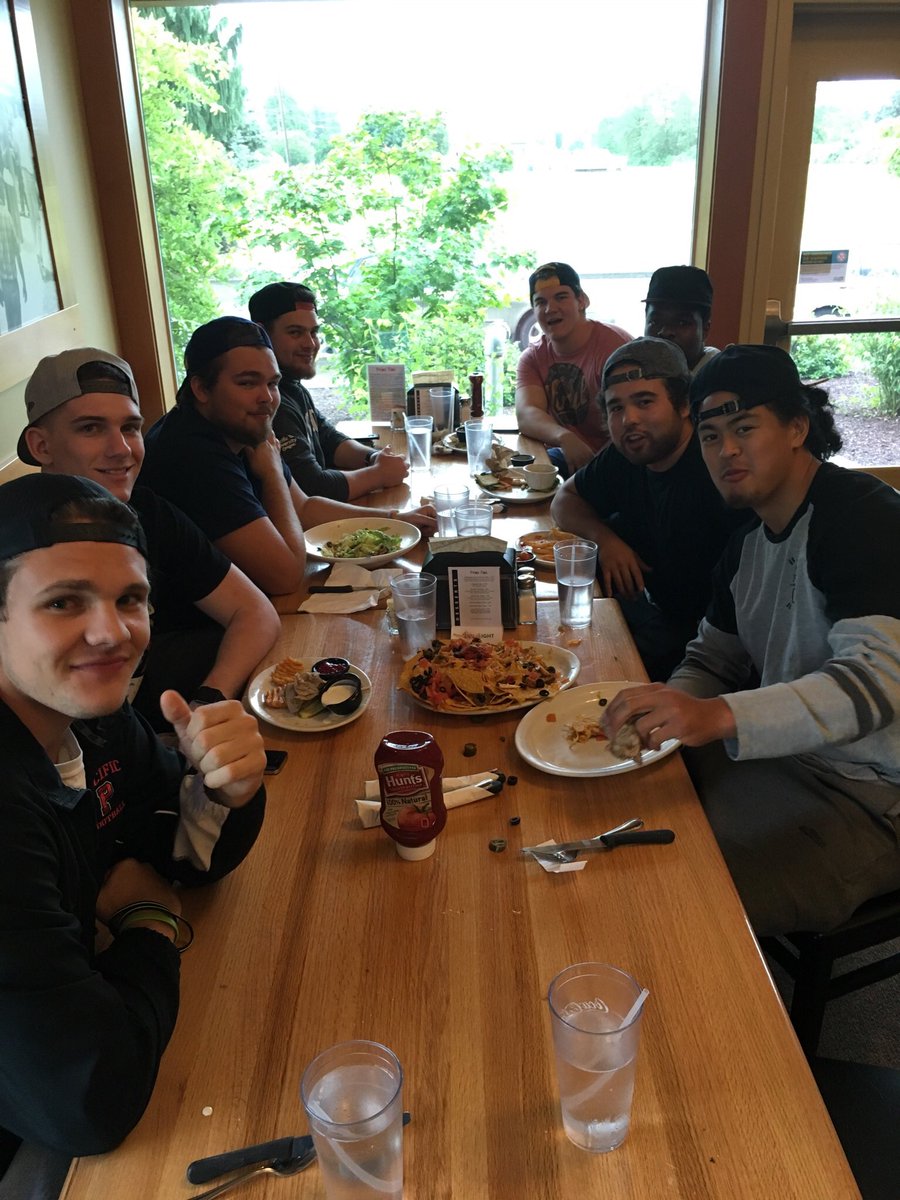 OG_Maningo88's tweet photo. Squad #tightbacks 🏈💪 https://t.co/L9H0c60mhD
