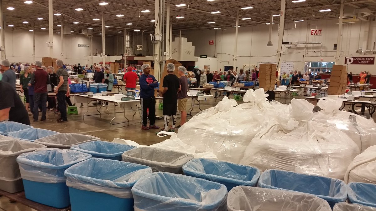 ItsOrderMySteps's tweet photo. #omsGivesBack with other volunteers pack lifesaving meals for kids @fmsc_org @2016FoodFight #2016FoodFight @dhampy https://t.co/sNAqzmfM2o